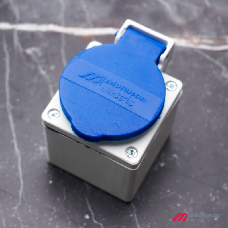 Розетка с крышкой, заземлением