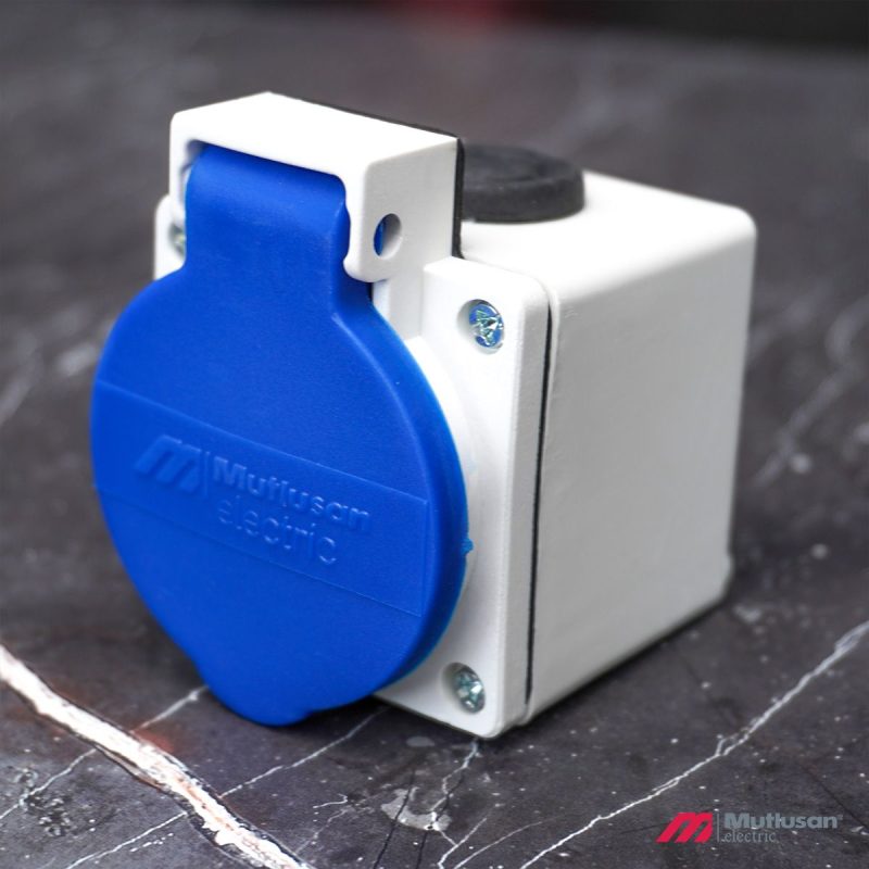 Розетка с крышкой