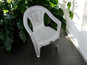 Стул из пластика