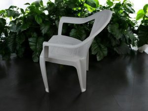 Стул из пластика